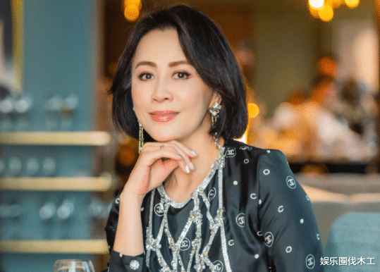 刘嘉玲|56岁刘嘉玲晒素颜晨跑照,身材纤细状态绝了,穿百元运动鞋接地气