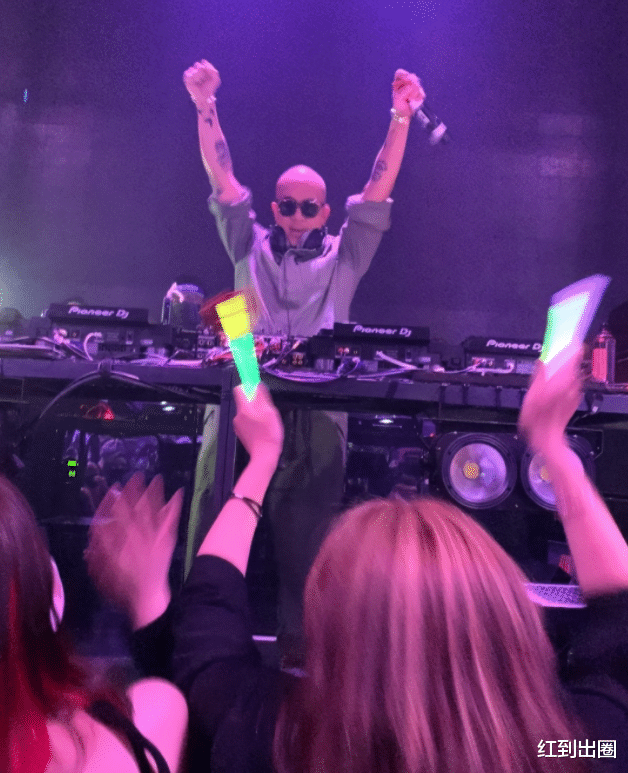 大S|大S婚后深夜聚会显醉意,素颜皮肤白到发光,锁骨处刻纹身表白老公