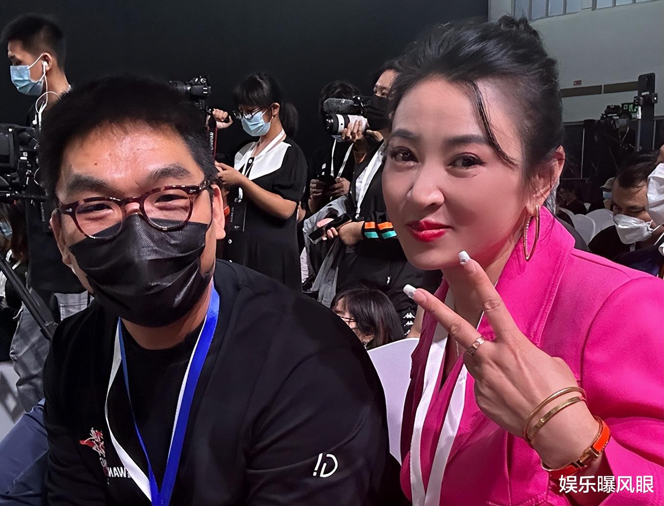 张馨予|崔晋发文斥责《流浪地球2》编剧:乱翻晋妈的包,不道歉还拉黑他