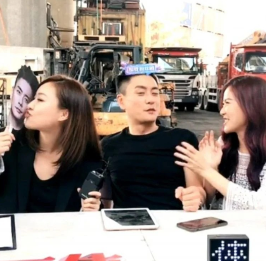 |陈滢直播时当众示范“激吻”黄宗泽！还是港星放得开？