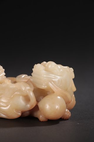 和田玉籽料|清代-和田玉籽料双兽戏球雕件