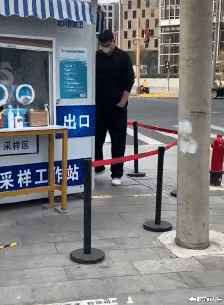 姚明|网友偶遇姚明,在街边做核酸,姚明:不要再拍了