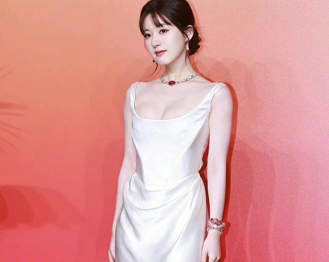 赵露思|赵露思CP业绩不错,一边与杨洋组杨枝甘露,一边与吴磊组吴露可逃