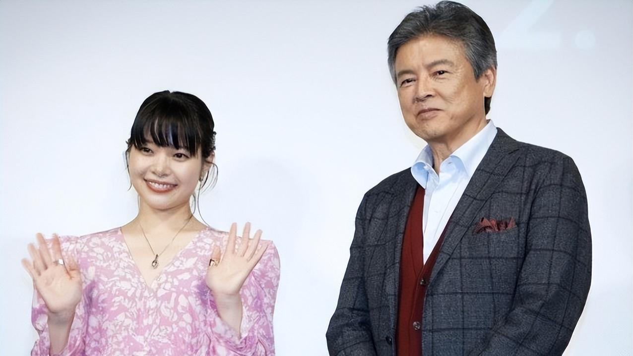 三浦友和|三浦友和：70岁满头白发，气质依旧非凡，妻子成大妈仍被宠成公主