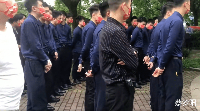 |公司开展消防演练，女员工穿短裙黑丝出镜，围观男士个个口水直流