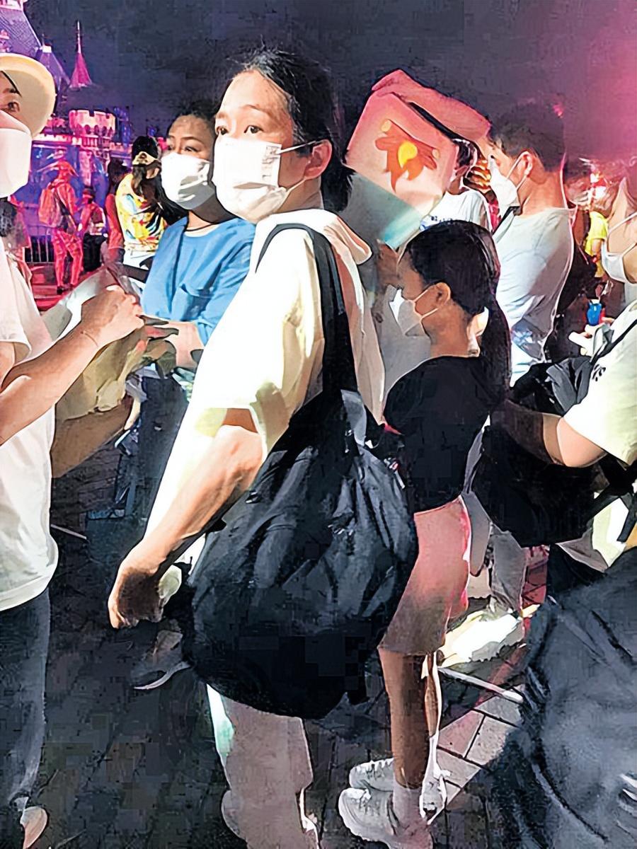 郭富城|郭富城陪太太方媛买手机壳,体贴入微的表现令网友大呼“太甜了”