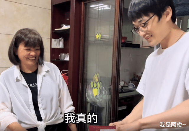 浙江男子第一次去女友家,实诚操作让女友笑哭:这是我全家户口本