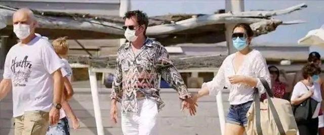 巩俐|巩俐丈夫米歇尔一点不懂怜香惜玉！女方全程拿着大包裹...