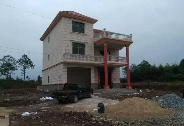 农村夫妻自己动手盖房,总共花了50万,亲戚都说太丑,大家觉得呢?