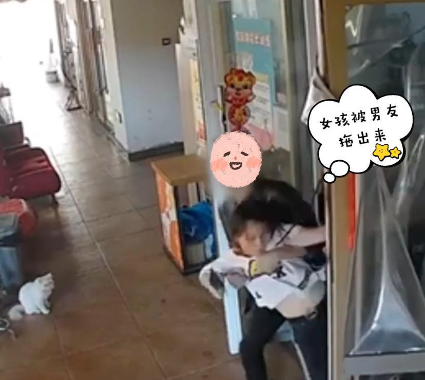 江苏,一男子拽着女友头发,二楼拖到一楼抱摔!事因查看手机遭拒