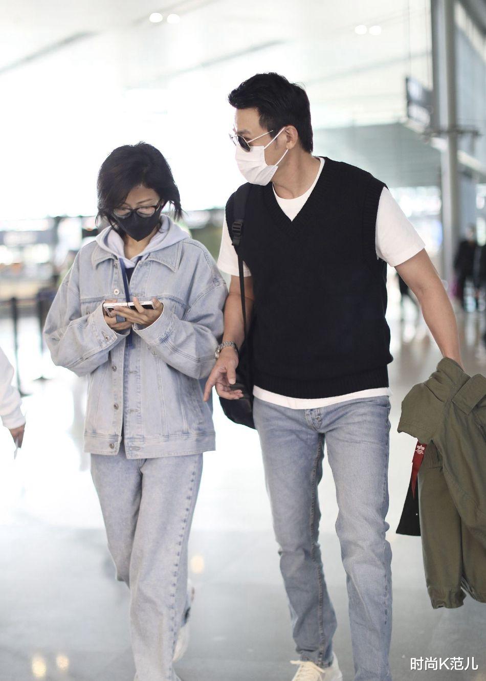 鲍蕾|陆毅鲍蕾夫妇现身机场，鲍蕾牛仔套装休闲，陆毅短袖套背心时髦！