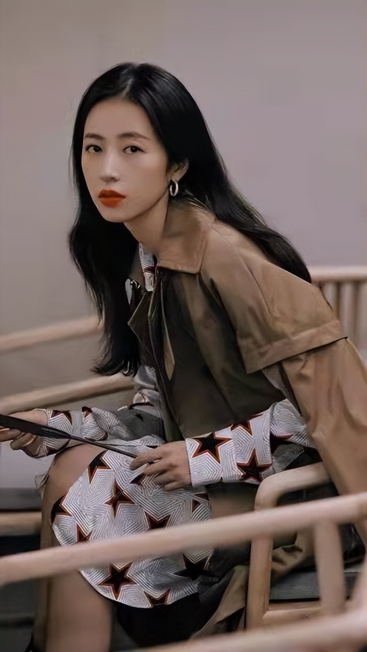 周雨彤|周雨彤：被水枪呲到脱妆，素颜一点都不像27岁的人