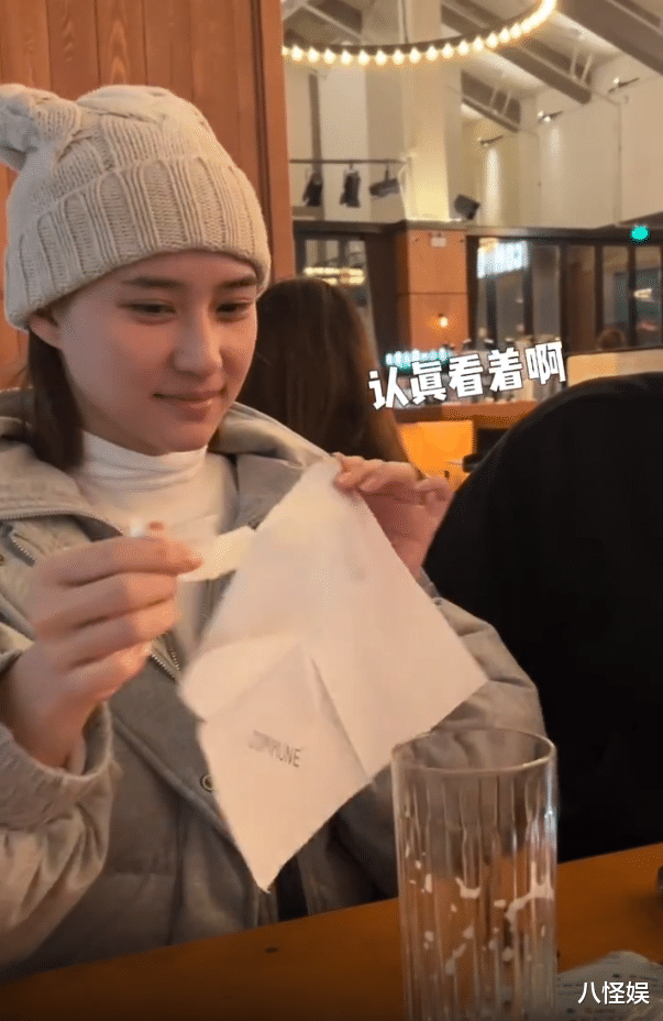 何超莲|何超莲整蛊窦骁，假装变魔术往男友嘴里塞纸团，相爱相杀日常好甜