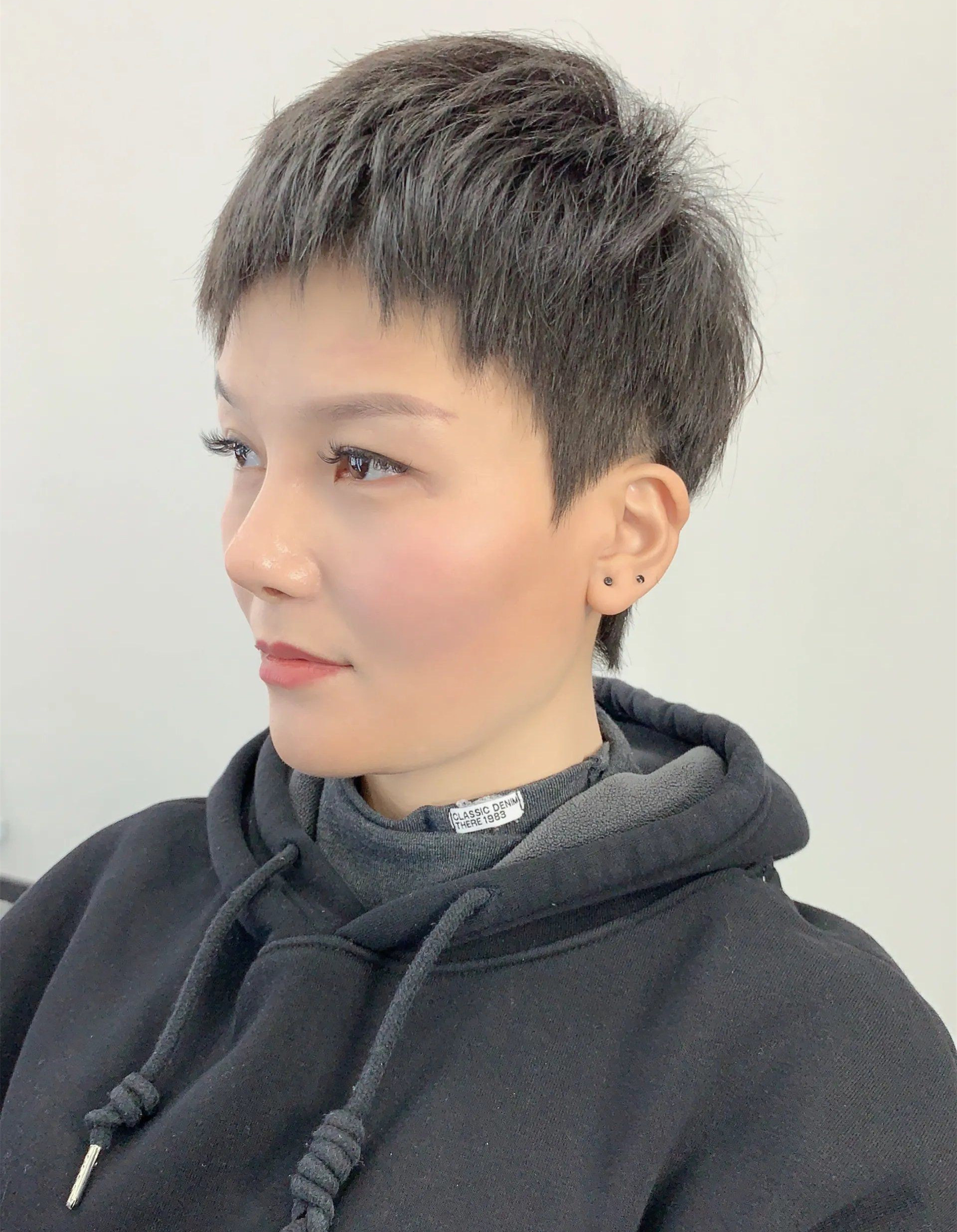 短发 奔五的女人夏天留什么短发好看？三种时尚减龄超短发，清爽又吸睛