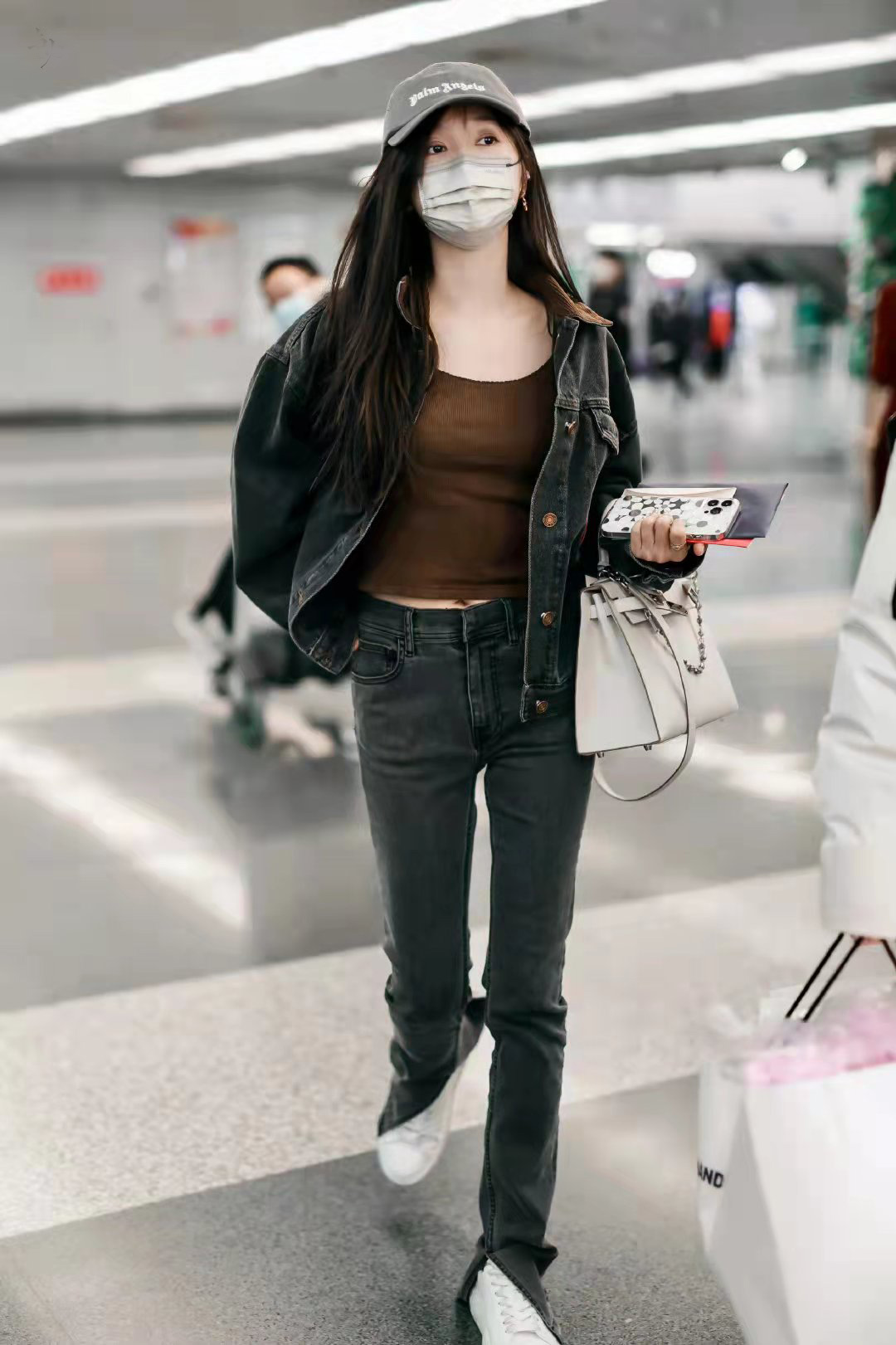 美小凡 吴宣仪搭配牛仔套装不简单，裤子剪成开叉设计，人也太瘦了