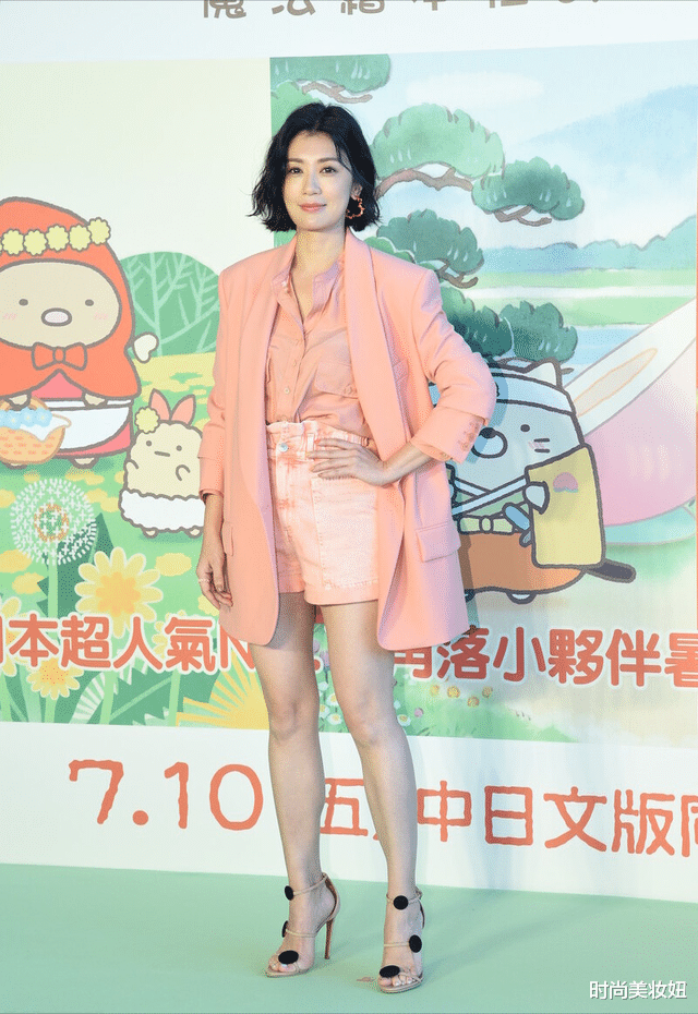 连体裤 贾静雯穿衣真“时髦”，酒红色连体裤配低马尾，高级感满分