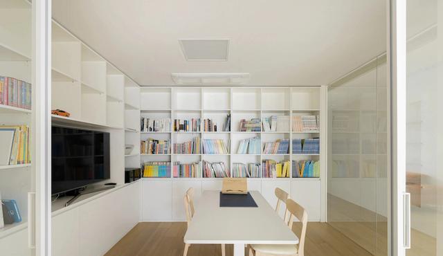 174一家4口,扔掉多余摆件,客厅只留沙发,整合空间又多一间房