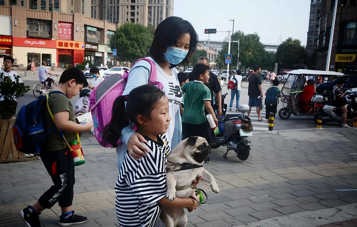 父亲开百万豪车接儿子放学,儿子反倒不开心,理由却让父亲很感动