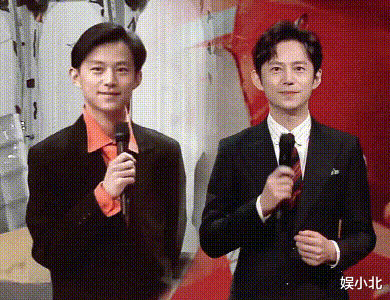 杨幂|湖南台跨年晚会:杨幂去油失败,金晨脚滑险摔跤,Twins疑似假喝