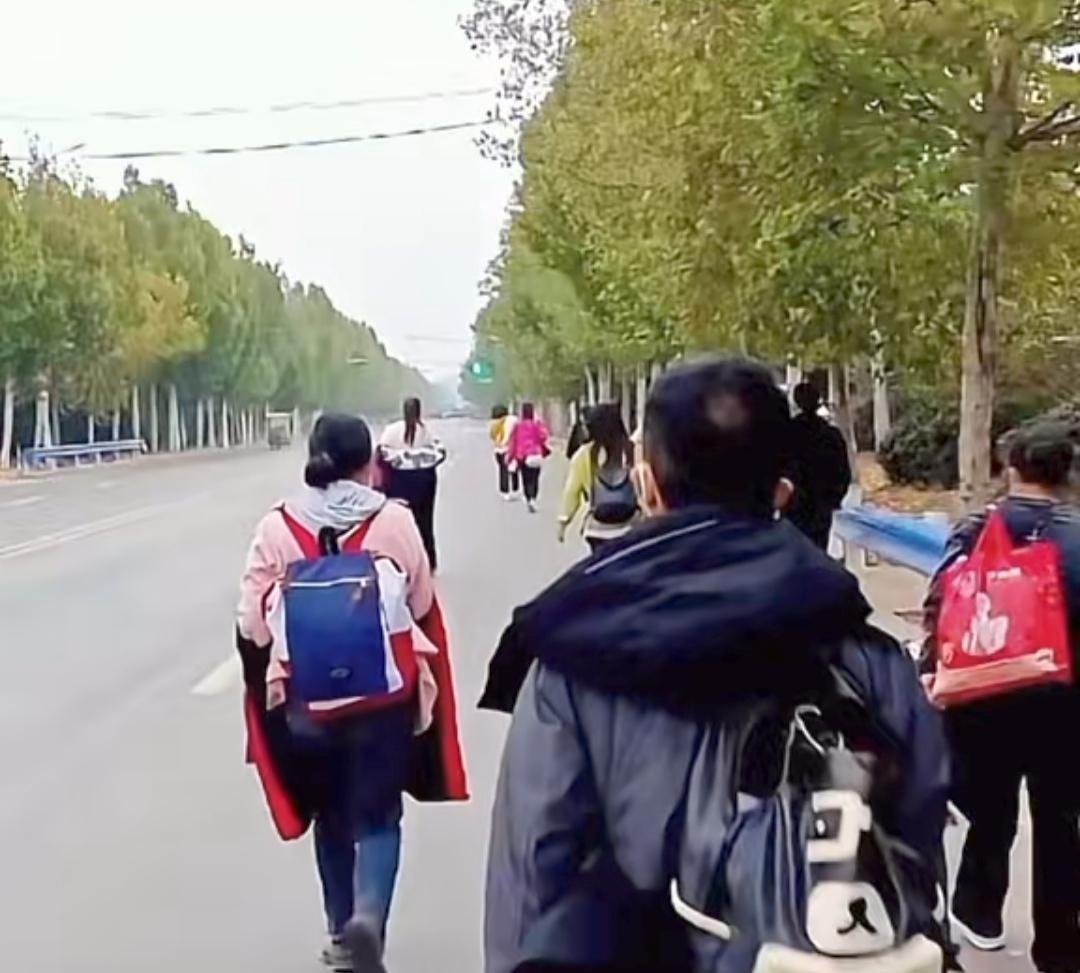 富士康员工徒步归乡,大货车司机暖心,家永远是港湾!