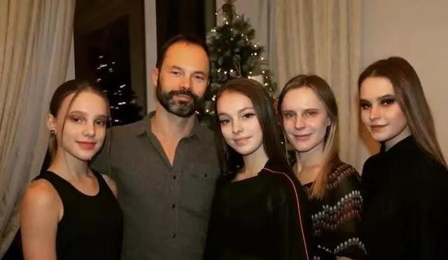 谢尔巴科娃|一家5口高颜值！千金父母和2个妹妹露面，妈妈年轻漂亮气质迷人