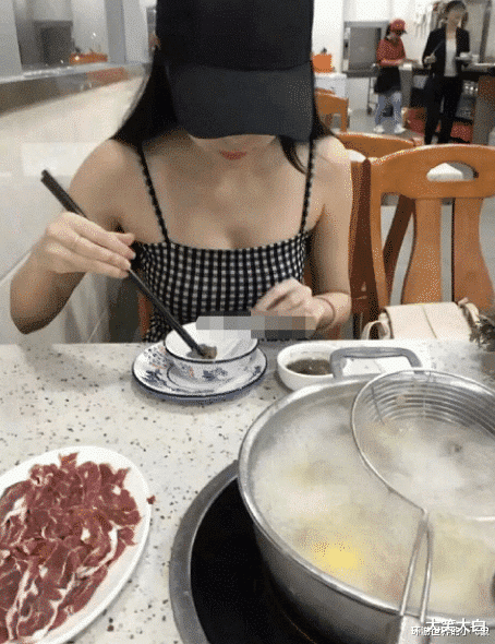 “约了女网友一起吃火锅,但是想跟她说AA,却不知道这么开口?”哈哈