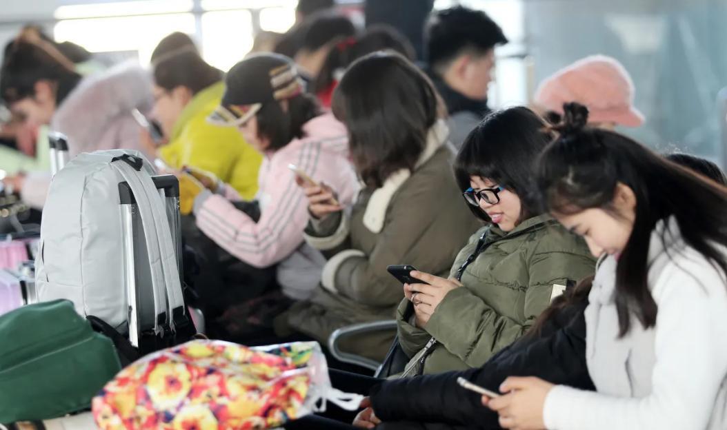 |孙海洋不满孙卓吃饭时看手机,严肃立下规矩,遭到网友调侃