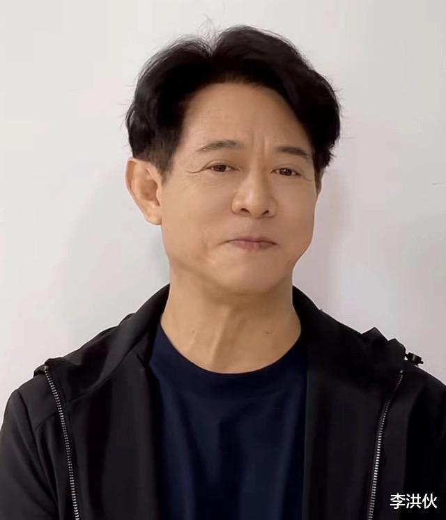 李连杰|李连杰为向太直播站台，脖子肿大表情僵硬，身体状况惹人担忧