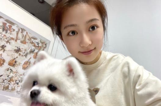 主持人|“国民闺女”冯琳，从领诵员到卫视春晚主持人，她的进步肉眼可见