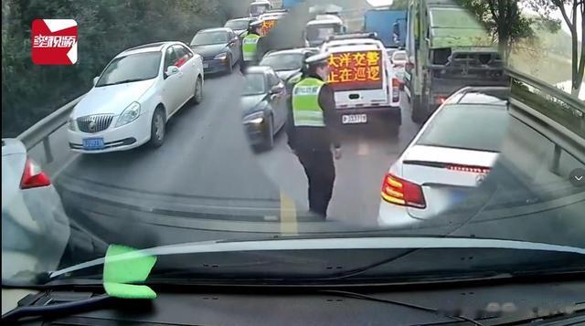“奔驰车和救护车抢道”,谁给你的胆量?