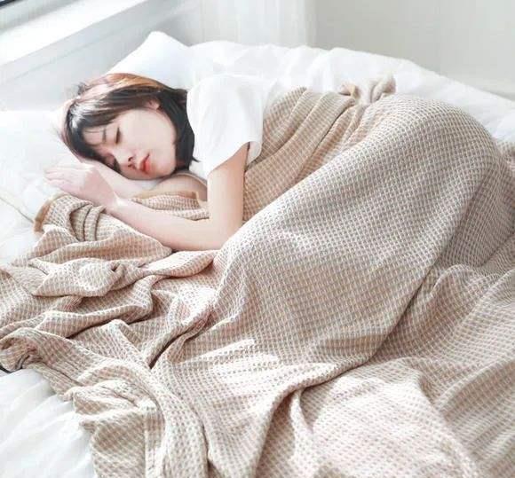 案例:女孩裸睡忘记关门,险遭两次侵犯还浑然不知,以为是在做梦