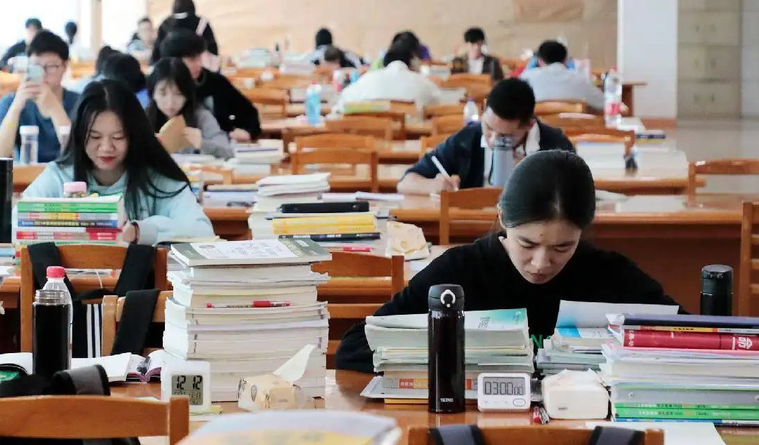 高校|30+程序员辞职3年上岸985,妻子赚钱供父子俩读书,网友却泼冷水