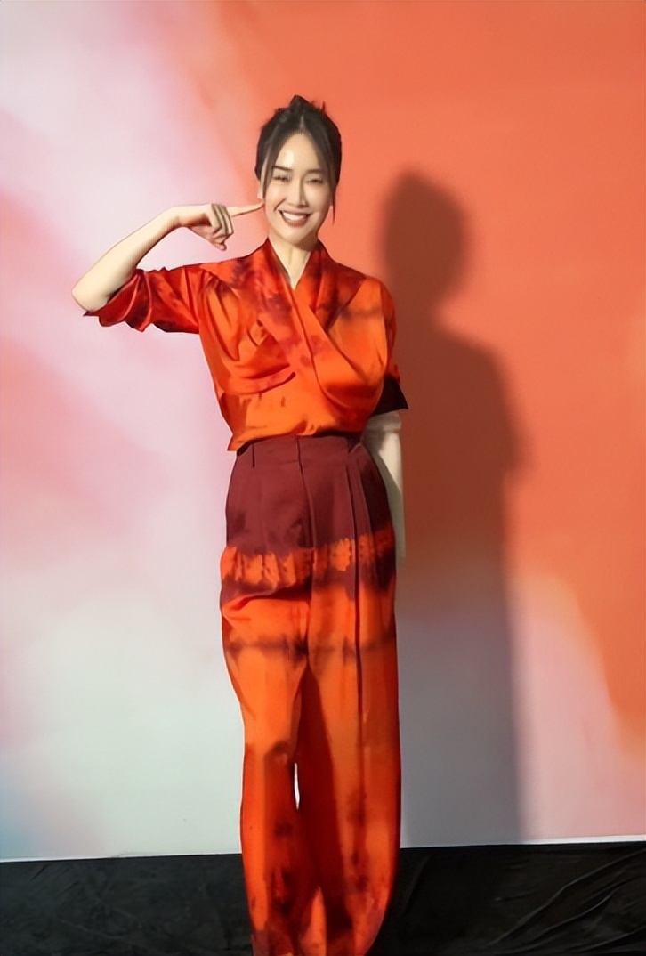 文咏珊|45岁左小青扭胯摆臀秀舞姿！双手放腿前表情娇羞，腰肢柔软又纤细