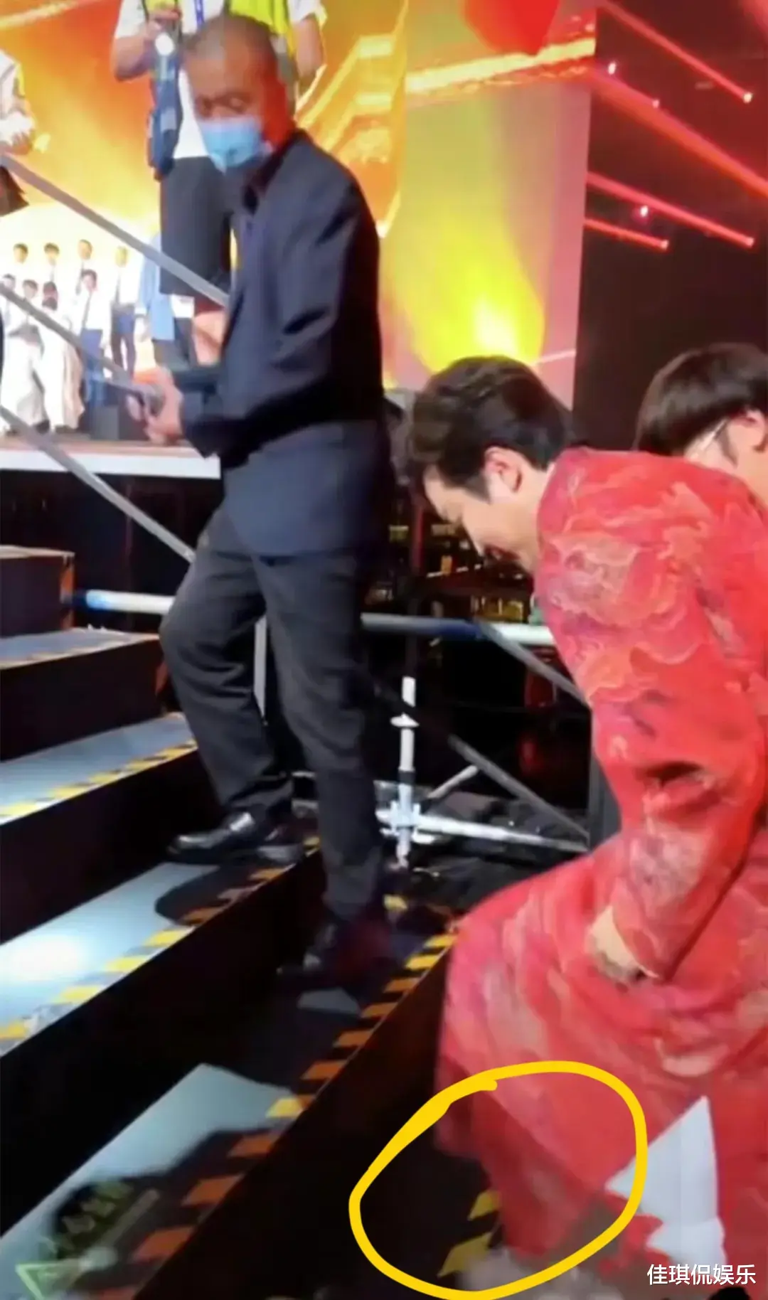 李玉刚病情突发加重,坐上轮椅!自己连步子都迈不开,根本无法直立行走!
