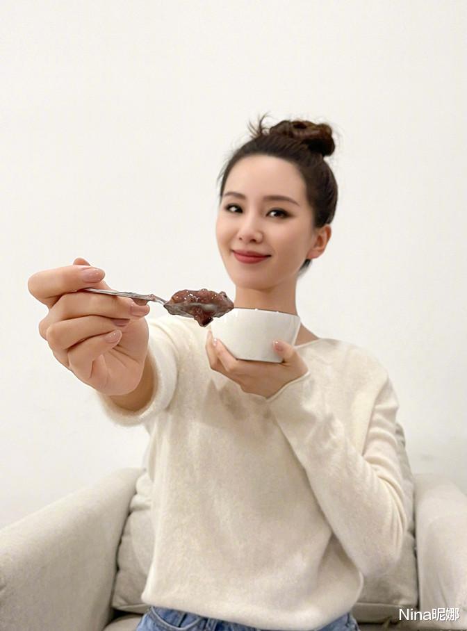 王一博|刘诗诗独自过腊八节,穿毛衣配牛仔裤,扎丸子头大脑门反光太抢镜