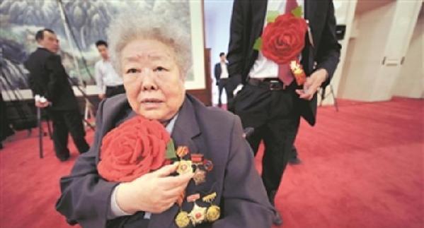我国第一位女拖拉机手:11岁嫁表哥,62年被印上人民币,享年90岁