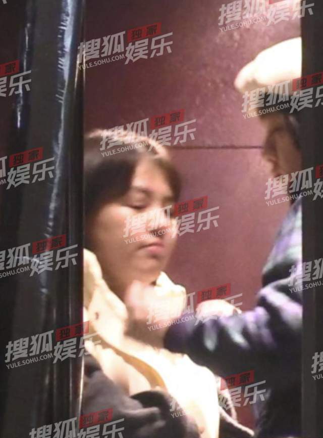 马思纯|马思纯与男友深夜热吻！身材发福素颜认不出，被捧脸亲后同回爱巢