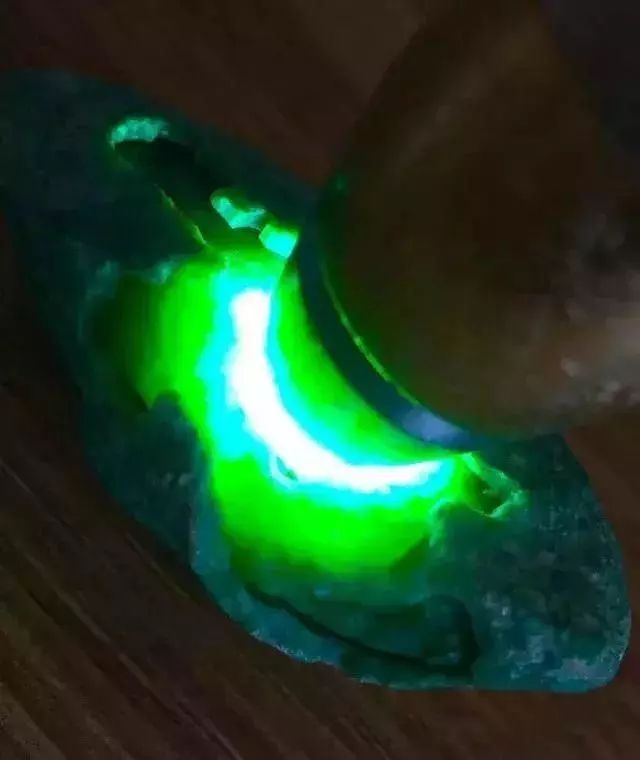 翡翠|小伙18000拿下翡翠小毛料,切出满色翡翠,起货的成品超过80万!