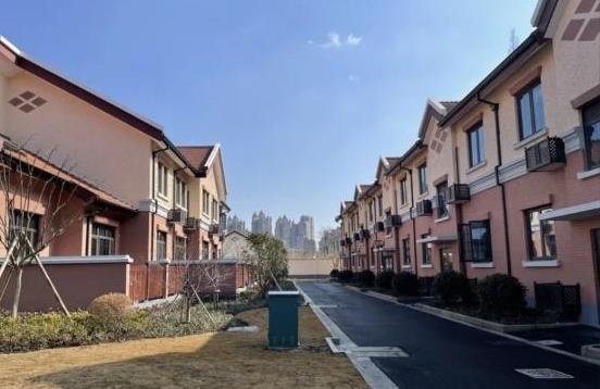 2017年上海大妈当15年房东,却倒欠租客26万,房东被气得一夜白头