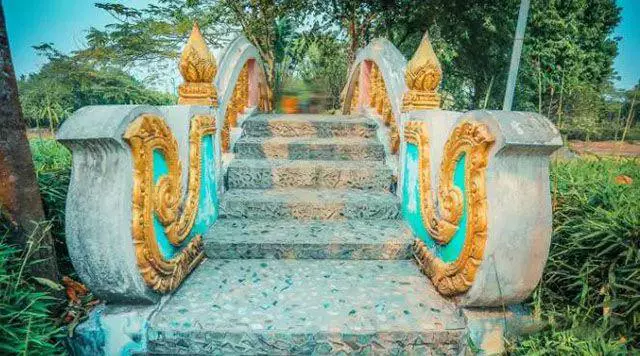 |镶嵌7777颗玉石的“中缅友谊桥”,过桥费仅30,玉石却所剩无几