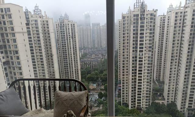 新房|当下的市场环境下,普通人买新房好,还是买二手房好?