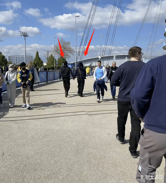 马思纯|马思纯国外旅行被偶遇!身材臃肿似怀孕,与男友手拉手逛街很甜蜜