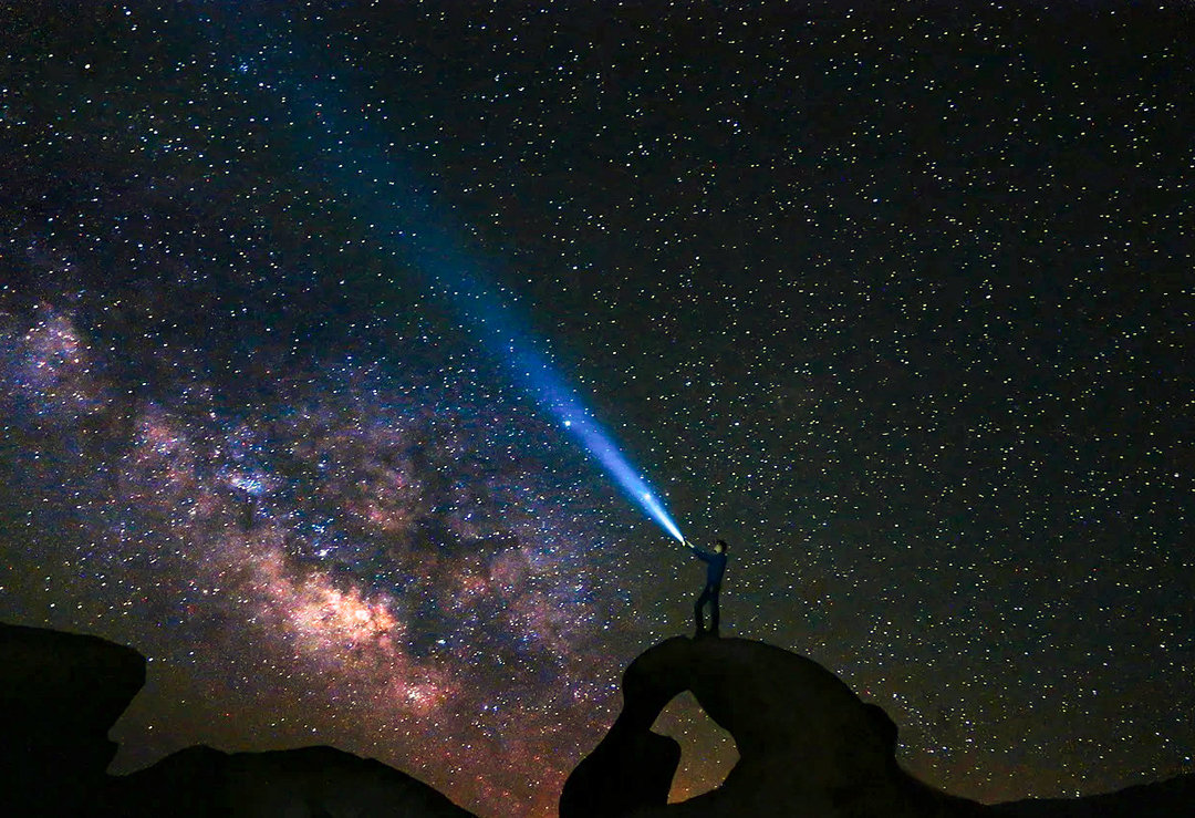 手电筒向夜空照射出光子,什么时候会到宇宙尽头?