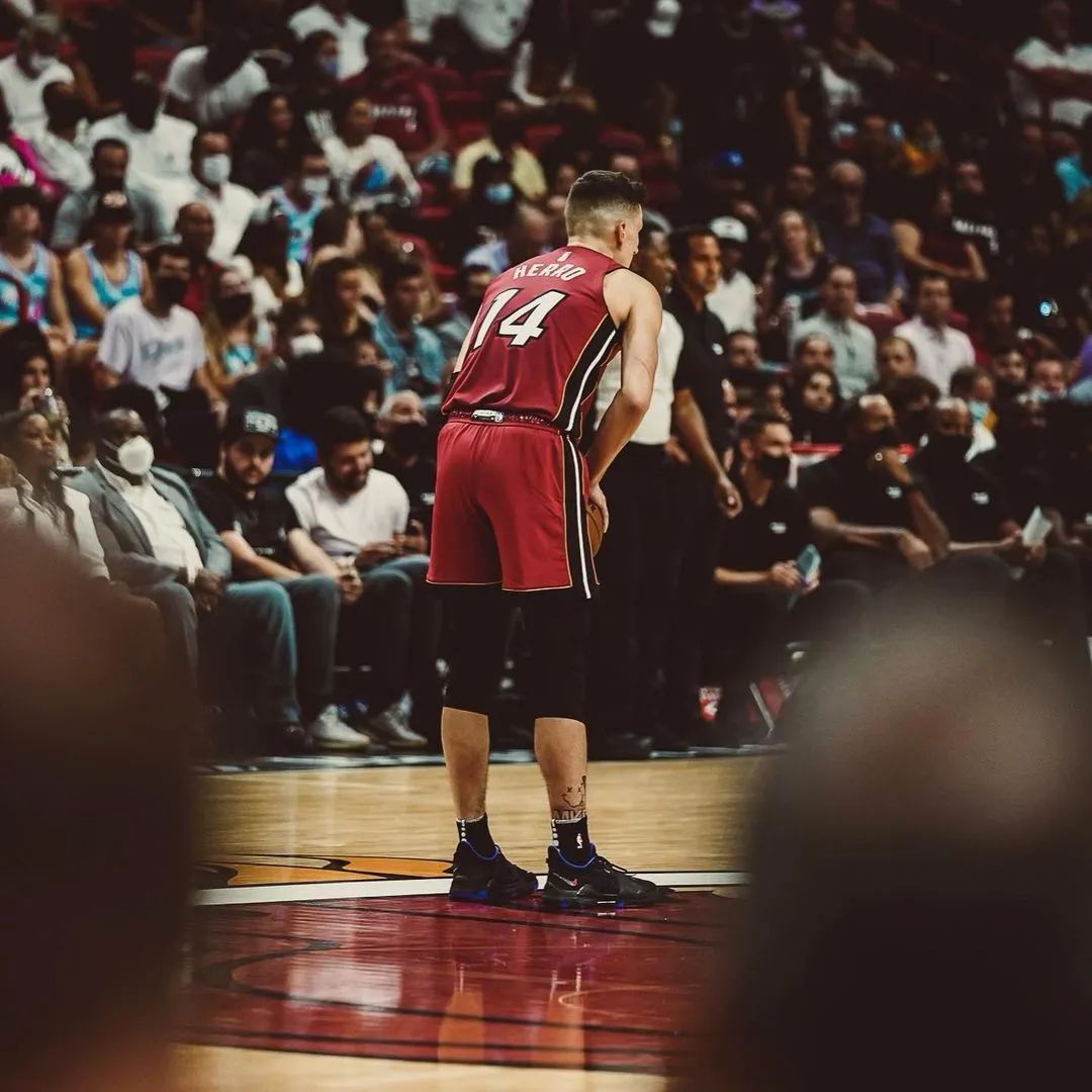 季后赛|出轨！秒变渣男！希罗，你不要太过分！4年1.07亿也要黄了......