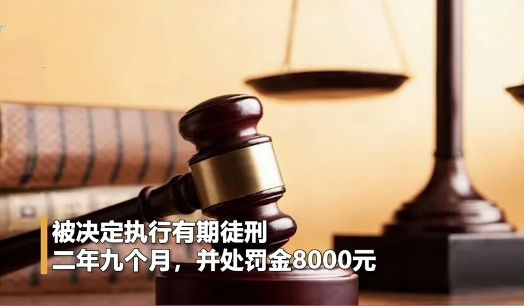 四川万源,夜里,男子感觉自家顶楼有人影一晃而过,他找来几个帮手,把一个男人堵在屋里