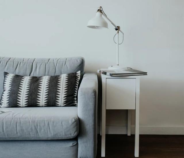 「刚需+年轻」?的客厅装修，如何打造设计高级感？