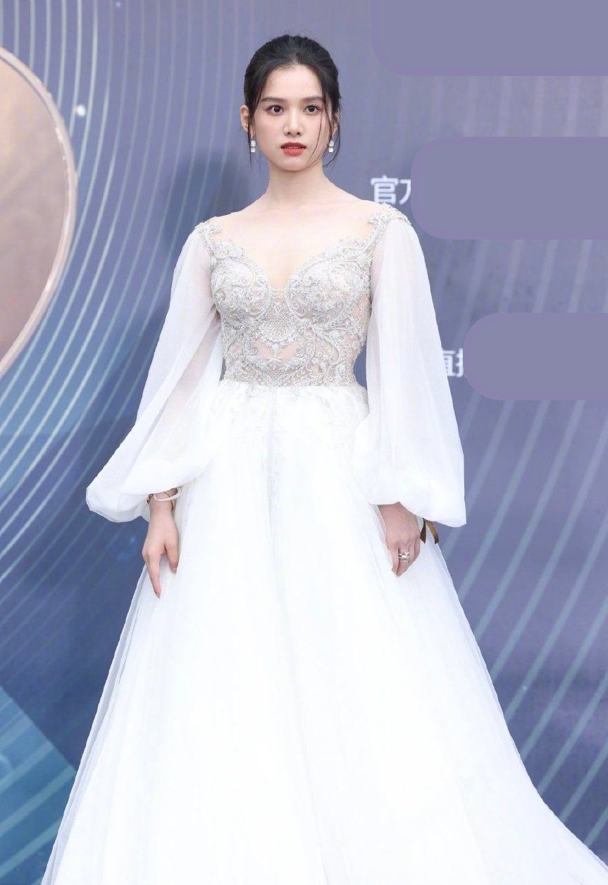 王一博|众星红毯争相斗艳!刘亦菲李易峰王一博太惊艳,张天爱成最大赢家