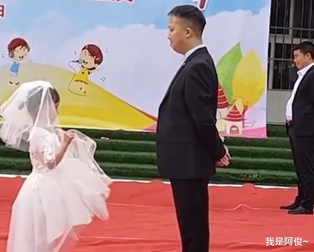 四川一幼儿园六一汇演,爸爸与女儿跳华尔兹,一个细节太甜了!