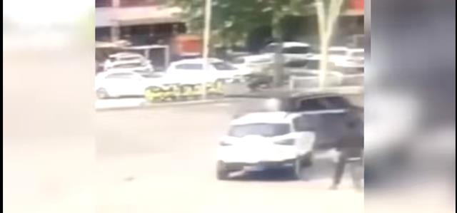 山东济宁,女子将车辆交给醉酒男子,下车后却惨遭碾压当场身亡