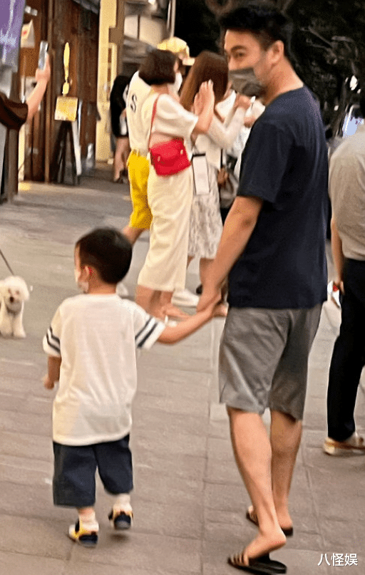 奚梦瑶|奚梦瑶何猷君甜蜜过七夕，夫妻俩一起比心好默契，满脸笑意超幸福